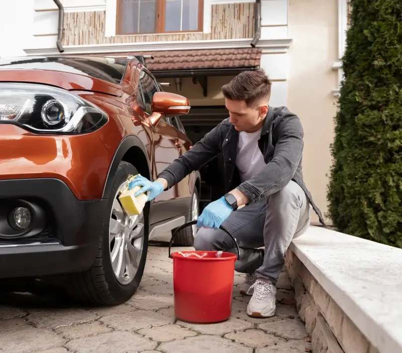 Lavage auto à domicile Saulxures-lès-Vannes : professionnel intervenant sur un véhicule